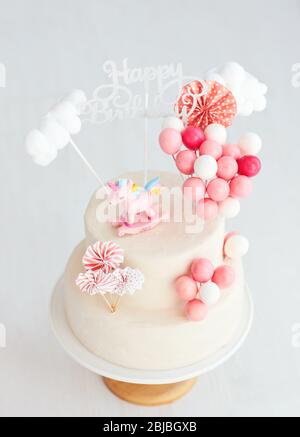torta di compleanno della bambina con unicorno e palloncini Foto Stock