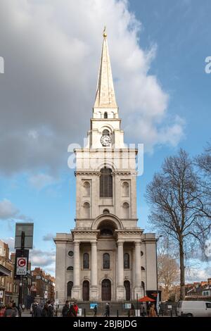 La facciata di Cristo Chiesa Spitalfields sulla strada commerciale in inverno Foto Stock