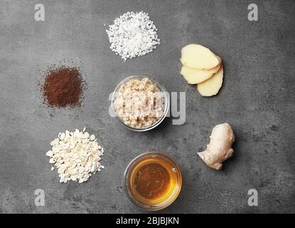 Ingredienti naturali per scrub fatto in casa su sfondo grigio Foto Stock