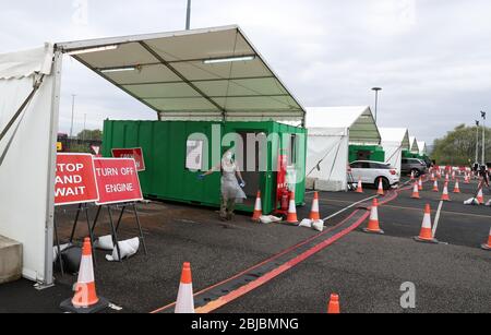 Un soldato di 2 Scots Royal Regiment assiste in un centro di test Covid-19 all'aeroporto di Glasgow, mentre il Regno Unito continua a bloccarsi per contribuire a frenare la diffusione del coronavirus. Foto Stock