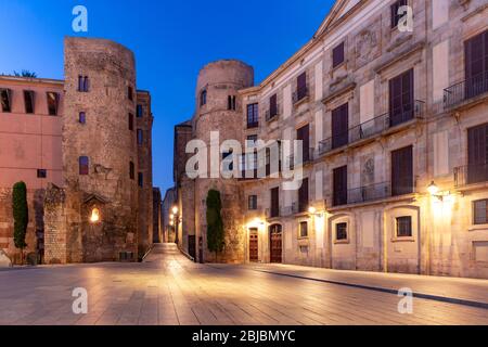 Antica porta Romana e Placa Nova di notte, Barri quartiere Gotico a Barcellona, Catalogna, Spagna Foto Stock