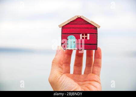 modellare la casa su sfondo colorato. soggiorno a casa in giorni di coronavirus Foto Stock