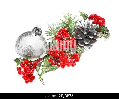 Sfera di vetro, mistletoe, strobile e ramo di pino isolato su bianco Foto Stock