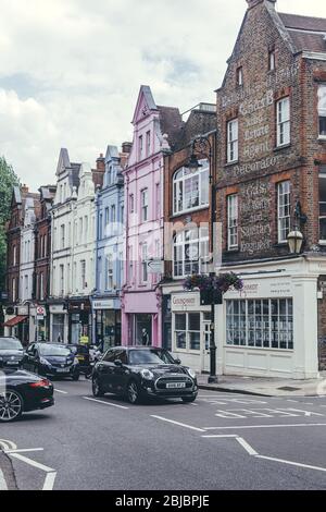 Londra/UK- 30/07/19: Colorati grandi blocchi di appartamenti in stile edoardiano su Heath Street a Hampstead, uno dei quartieri più ricchi e desiderabili Foto Stock