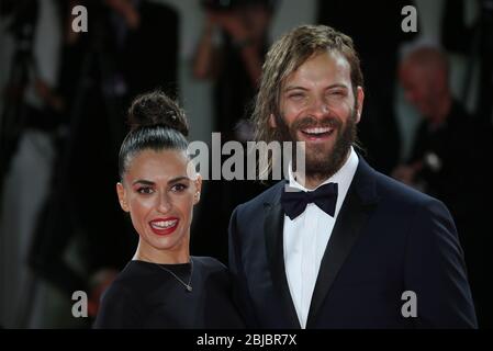 VENEZIA, ITALIA - SETTEMBRE 06: Alessandro Borghi e Roberta Pitrone camminano sul tappeto rosso davanti alla proiezione 'loving Pablo' Foto Stock