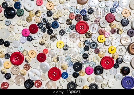 Bottoni per cucire di varie dimensioni e colori su tela di sacco Foto stock  - Alamy