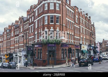 Londra/UK- 30/07/19: Grandi blocchi di appartamenti di palazzo tardo-edoardiani all'angolo tra Heath Street e Hampstead High Street a Hampstead, uno dei mos Foto Stock