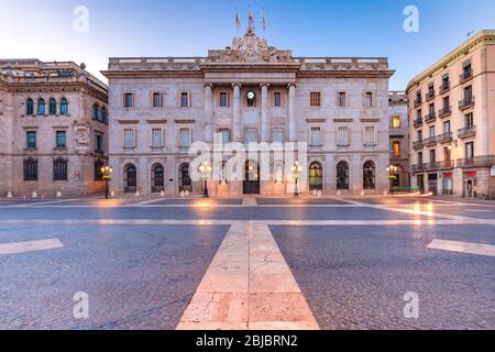 Casa de la Ciutat, Municipio di Barcellona sulla Placa de Sant Jaume nel quartiere Gotico di Barcellona durante l'ora blu del mattino, Spagna Foto Stock