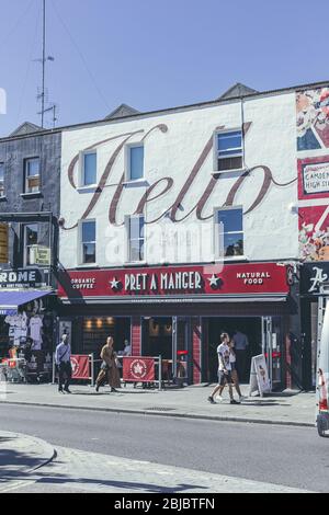 Londra/UK-2/08/18: Persone che passano davanti al caffè Pret a Manger su Camden High Street a Camden Town. Pret è un popolare panino internazionale chai Foto Stock