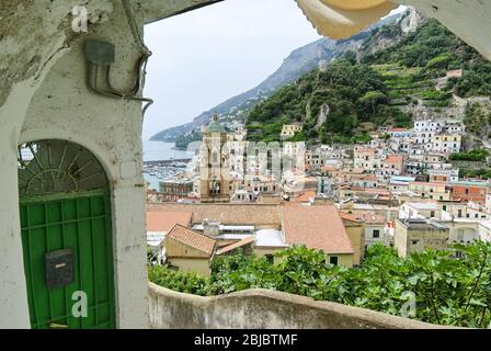 Amalfi con campanile dall'arco di tipico labirinto di stradina stretta Foto Stock