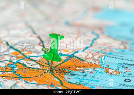 Pin verde che mostra la posizione di Dublino sulla mappa. Concetto di viaggio in Europa. Foto Stock