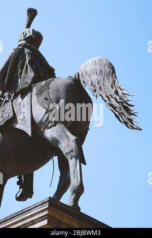 Unterm Schwanz - significato sotto la coda - di statua equestre Ernst-August-Denkmal è un popolare luogo di incontro ad Hannover Germania Foto Stock