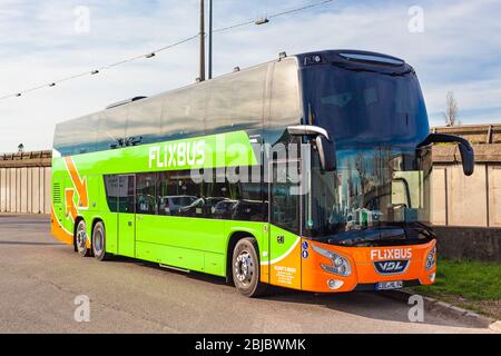 Flixbus, marchio tedesco che offre servizio di autobus interurbani in Europa e negli Stati Uniti. Logo FlixBus su pullman verde. Basso costo, comodo autobus che viaggiano. Ly Foto Stock