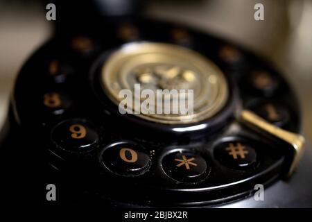 tastiera nera di un vecchio telefono del passato Foto Stock