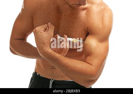 Uomo muscolare che inietta steroidi su sfondo bianco Foto Stock