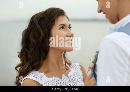 Ritratto di bellissima sposa su sfondo sfocato, vista ravvicinata Foto Stock