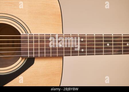 Il mazzo della chitarra. Chitarra acustica. Strumento musicale. Chitarra acustica da tastiera Foto Stock