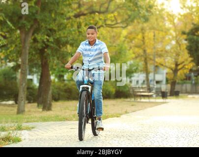 Ragazzo adolescente in bicicletta nel parco Foto Stock