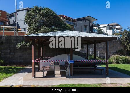 Tamarama Beach, nei sobborghi orientali di Sydney, è chiusa a causa della Pandemia di Coronavirus. Da ieri la spiaggia di Tamarama è stata riaperta per nuotare e fare surf Foto Stock