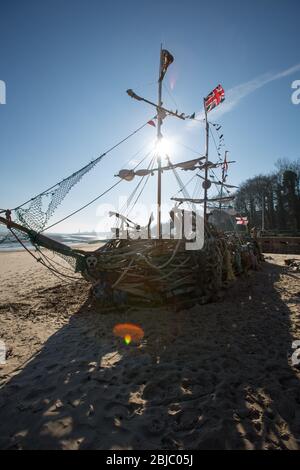 Città di Wallasey, Inghilterra. Vista pittoresca della nave pirata Black Pearl sulla spiaggia di New Brighton. Foto Stock