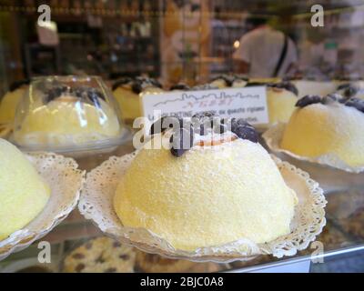 Bergamo, Italia - 31 luglio 2019: Polenta e osei in un popolare negozio di Bergamo Foto Stock