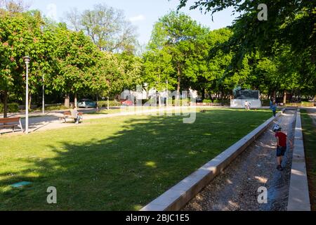 Deak ter (Piazza Deak), la più lunga piazza urbana d'Europa, persone nel parco, in primavera, Sopron, Ungheria Foto Stock