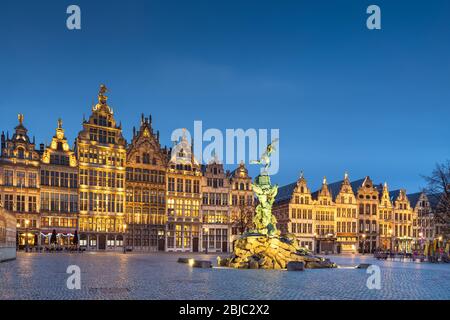 Grote Markt di Anversa, Belgio al crepuscolo. Foto Stock