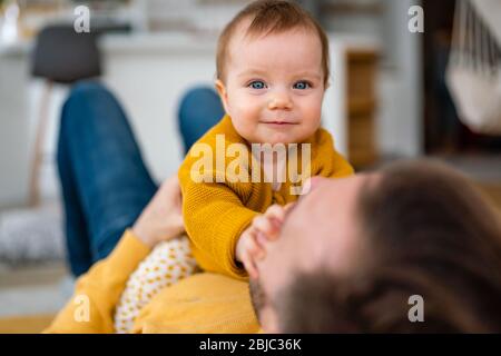Amorevole padre e sua figlia che gioca e legarsi a casa Foto Stock