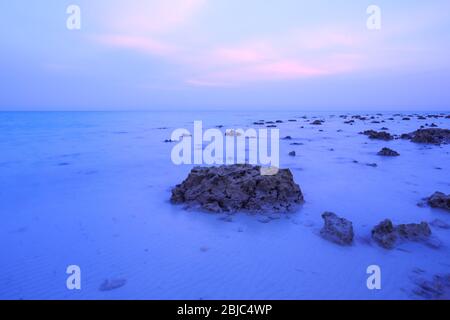 Una spiaggia di Rocky fotografata durante il tramonto (Havelock Island, Andaman, India) Foto Stock