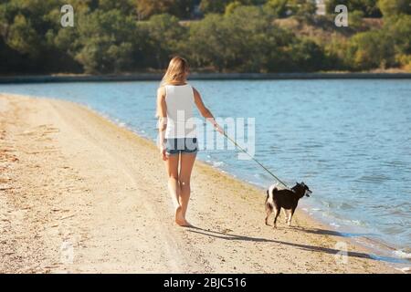 Donna con il piccolo cane Shiba Inu carino al lungofiume Foto Stock