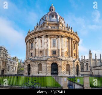 Radcliffe Square (Radcliffe Camera), vuoto di studenti e visitatori durante il blocco Coronavirus / Covid-19 Foto Stock