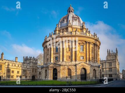 Radcliffe Square (Radcliffe Camera), vuoto di studenti e visitatori durante il blocco Coronavirus / Covid-19 Foto Stock