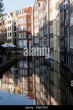 Vista lungo una sezione del canale Oudezijds Voorburgwal, Amsterdam Foto Stock