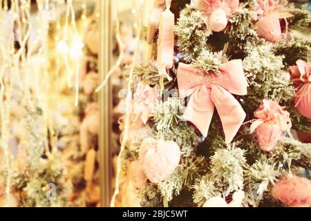 Albero di Natale decorato nel centro commerciale Foto Stock