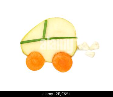 Auto fatta di frutta e verdura isolata su bianco Foto Stock
