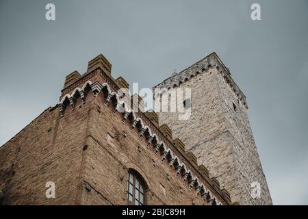 Tempo tempestoso sulle alte torri di San Gimignano, Toscana, Italia Foto Stock