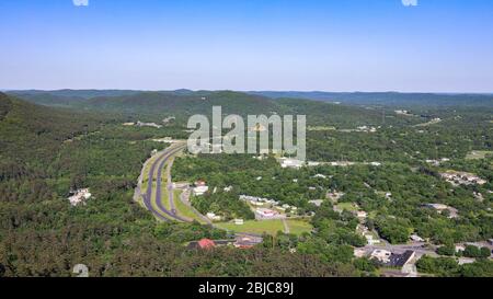 US-70 e Magic Springs visti a est dalla Hot Springs Mountain Tower, dal Parco Nazionale Hot Springs, Arkansas, Stati Uniti Foto Stock