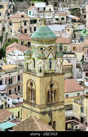 Campanile della Cattedrale di Amalfi in Campania, su case di fondo del villaggio Foto Stock