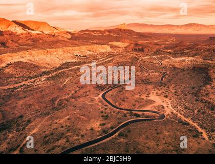 Route 66 che si snoda attraverso le Black Mountains dell'Arizona, scendendo da Oatman verso Kingman. Foto Stock