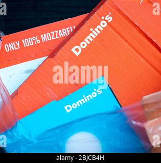 Domino's Pizza consegna scatole in Recycle Bag, Domino's Pizza Inc, una catena americana di pizza take away fondata nel 1960 Foto Stock