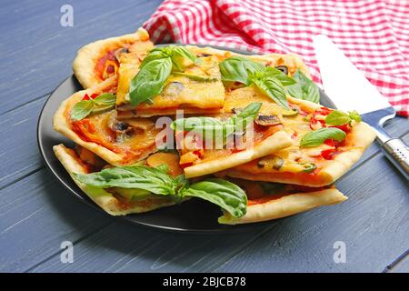 Deliziose fette di pizza sul piatto Foto Stock