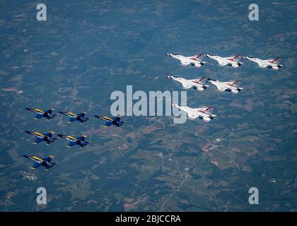 Philadelphia, Stati Uniti. 28 Aprile 2020. Lo Squadron U.S. Air Force Air Demonstration, The Thunderbirds, Lower e lo Squadron Navy Demonstration, The Blue Angels, top, sorvolano alcune parti del New Jersey durante il flyover americano del 28 aprile 2020 vicino a Philadelphia, Pennsylvania. America strong è un saluto della Marina militare e dell'Aeronautica militare per riconoscere gli operatori sanitari, i soccorritori e altri membri essenziali del personale in una dimostrazione di solidarietà nazionale durante la pandemia COVID-19. Credito: Cory Bush/U.S. Air Force/Alamy Live News Foto Stock