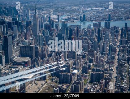 New York, Stati Uniti. 28 Aprile 2020. Lo Squadron U.S. Air Force Air Demonstration, The Thunderbirds, vola su Manhattan durante il flyover forte americano il 28 aprile 2020 a New York City. America strong è un saluto della Marina militare e dell'Aeronautica militare per riconoscere gli operatori sanitari, i soccorritori e altri membri essenziali del personale in una dimostrazione di solidarietà nazionale durante la pandemia COVID-19. Credito: Cory Bush/U.S. Navy/Alamy Live News Foto Stock