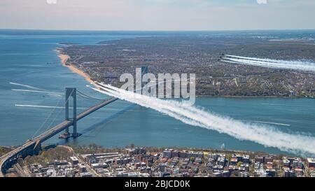 New York, Stati Uniti. 28 Aprile 2020. Lo Squadron U.S. Air Force Air Demonstration, The Thunderbirds, right, e lo Squadron Navy Demonstration, The Blue Angels, left, volano su Brooklyn e Staten Island durante il flyover americano del 28 aprile 2020 a New York City. America strong è un saluto della Marina militare e dell'Aeronautica militare per riconoscere gli operatori sanitari, i soccorritori e altri membri essenziali del personale in una dimostrazione di solidarietà nazionale durante la pandemia COVID-19. Credito: Cory Bush/U.S. Navy/Alamy Live News Foto Stock