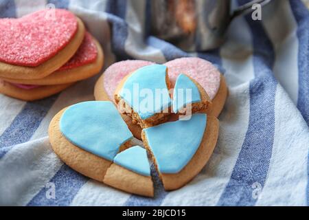Biscotti a forma di cuore su tovagliolo, primo piano Foto Stock