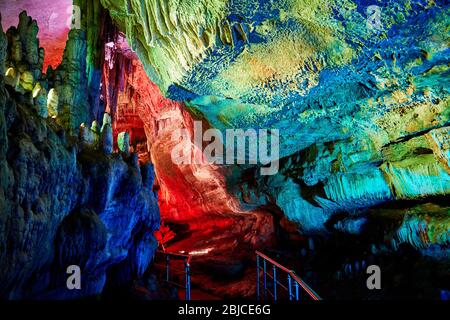 In una caverna sotterranea Sataplia con illuminazione colorata in Kutaisi, Georgia Foto Stock