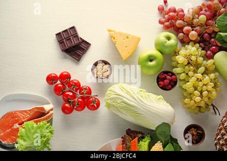 Cibo sano su sfondo di legno bianco Foto Stock