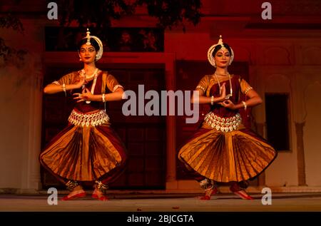 Giovani artisti femminili che eseguono la famosa forma classica di danza 'Odissi' in India Foto Stock