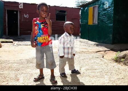 Johannesburg, Sudafrica - 11 settembre 2011: Giovani ragazzi africani presso la scuola prescolare Small Creche Daycare nel quartiere suburbano di Soweto Foto Stock