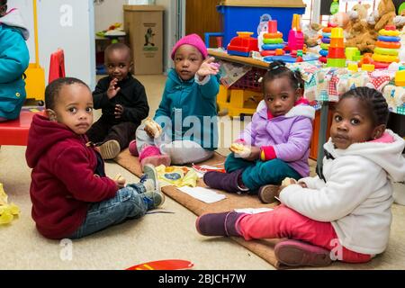 Johannesburg, Sudafrica - 13 giugno 2014: Bambini africani giovani alla piccola Creche Daycare Preschool Foto Stock